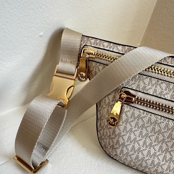 MICHAEL KORS| Faux Leather Belt Bag - Picture 6 of 11